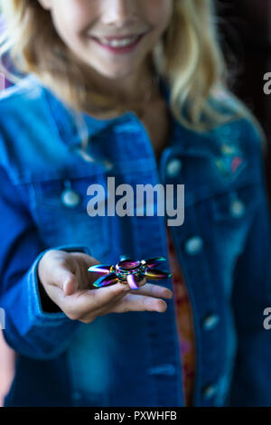 Happy girl with Fidget Spinner Banque D'Images