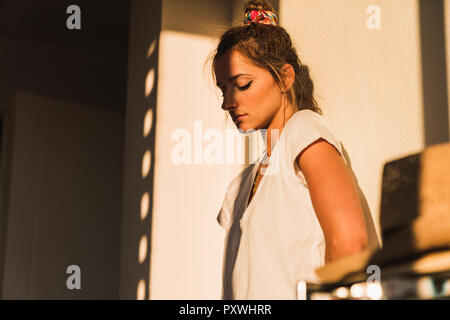 Portrait de jeune femme sérieuse à la lumière du soleil Banque D'Images