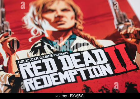 Londres, Royaume-Uni - 24 octobre 2018 : annonce de Red Dead Redemption 2 jeu vidéo faite par Rockstar Games imprimée dans un magazine Banque D'Images