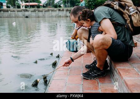 Thaïlande, Bangkok, Ayutthaya, père et fille de tortues d'alimentation Banque D'Images