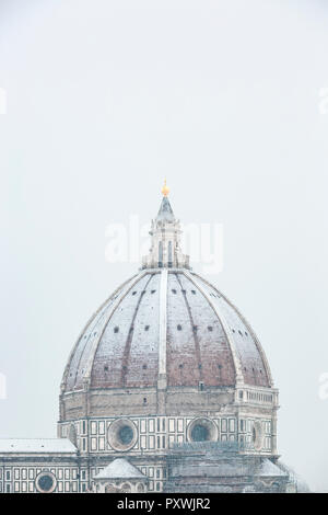 Italie, Florence, enneigées dôme de la Basilique de Santa Maria del Fiore Banque D'Images