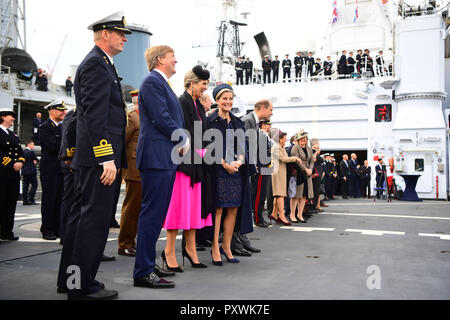 (2e de gauche à droite) Le Roi Willem-Alexander et Maxima La reine des Pays-Bas avec la Comtesse et comte de Wessex sur HMS Belfast à Londres Regardez une démonstration de la capacité de l'eau entre la Royal Netherlands Marine Corps et les Royal Marines. Banque D'Images