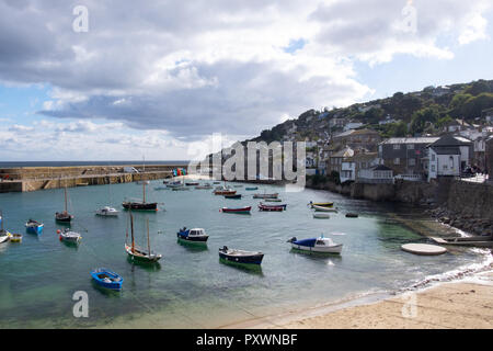 Vue grand angle du port Mousehole à Cornwall montrant l'eau dans la marée haute avec beaucoup de petits bateaux de pompage. Banque D'Images