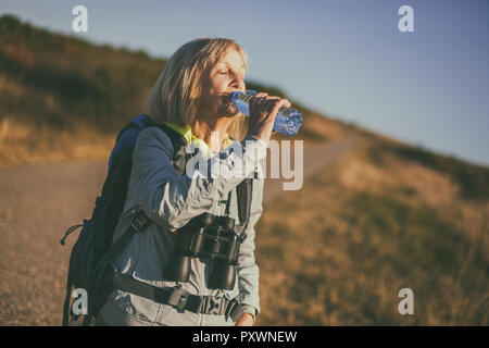 Senior woman est la randonnée en montagne. Retraite active. Banque D'Images