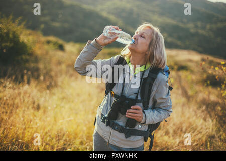 Senior woman est la randonnée en montagne. Retraite active. Banque D'Images