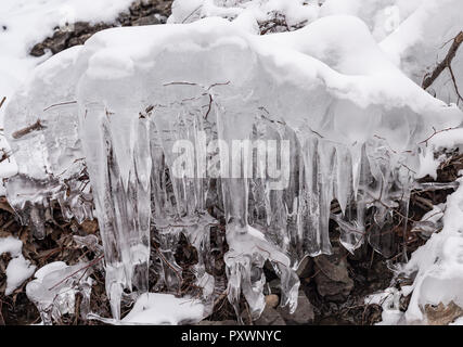 Neige, glace, glaçons et volumineuse formant naturellement à l'extérieur parc dans le nord de l'État de New York. Banque D'Images