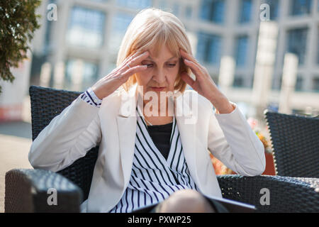 Senior businesswoman est assis dans un café et faire des plans d'affaires. Banque D'Images