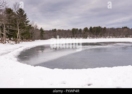 Glace congelée sur Mill Pond dans Grafton State Park à Grafton, New York. Banque D'Images