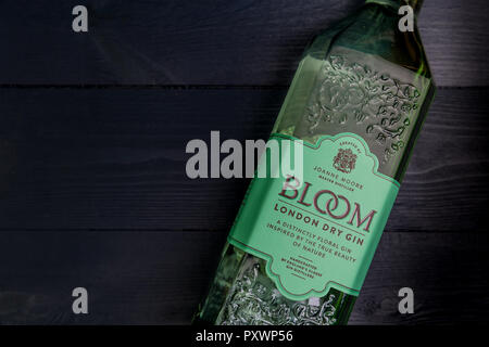 Londres - le 22 octobre 2018 : Bloom Gin en bouteille en verre vert foncé sur fond de bois Banque D'Images