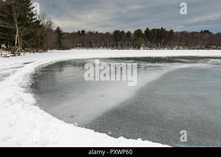 Glace congelée sur Mill Pond dans Grafton State Park à Grafton, New York. Banque D'Images