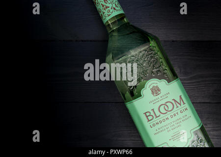 Londres - le 22 octobre 2018 : Bloom Gin en bouteille en verre vert foncé sur fond de bois Banque D'Images