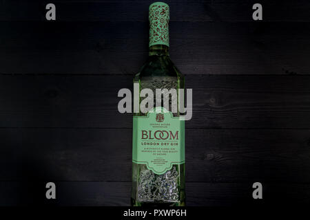 Londres - le 22 octobre 2018 : Bloom Gin en bouteille en verre vert foncé sur fond de bois Banque D'Images