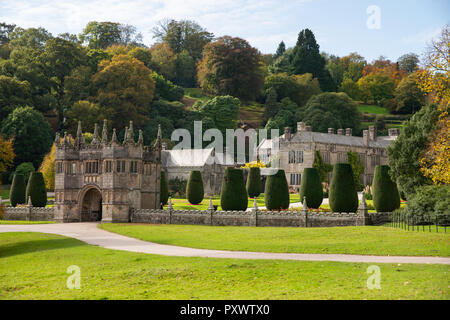 National Trust impressionnants bâtiments, Lanhydrock House, jardins et parc immobilier au soleil d'automne admiré en visitant les gens. Banque D'Images