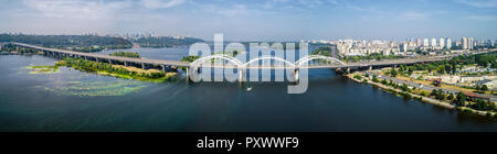 Vue panoramique aérienne de l'automobile et du chemin de fer Darnitsky pont au-dessus de la rivière Dniepr, Kiev City skyline Banque D'Images