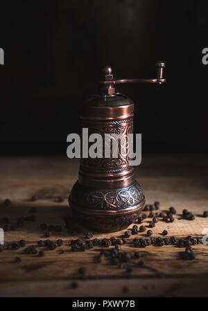 Moulin à poivre en cuivre Vintage sur fond de bois Banque D'Images