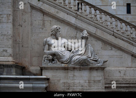 L'ancienne statue d'un ancien fleuve dieu, représentant le Tibre trouvés sur la colline du Capitole (Capitole) à Rome. Banque D'Images