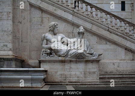 L'ancienne statue d'un ancien fleuve dieu, représentant le Tibre trouvés sur la colline du Capitole (Capitole) à Rome. Banque D'Images