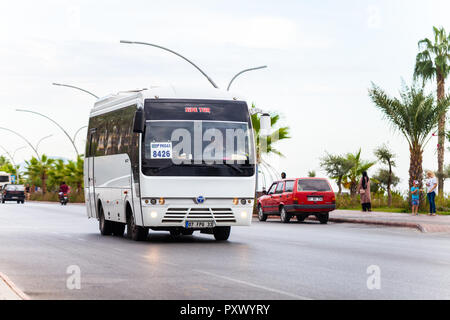 Antalya / Turquie - 29 septembre 2018 : blanc de bus bus turc société conditionne dans une rue à Alanya Banque D'Images