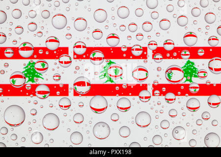 Drapeaux du Liban derrière un verre recouvert de gouttes de pluie. 3D illustration Banque D'Images