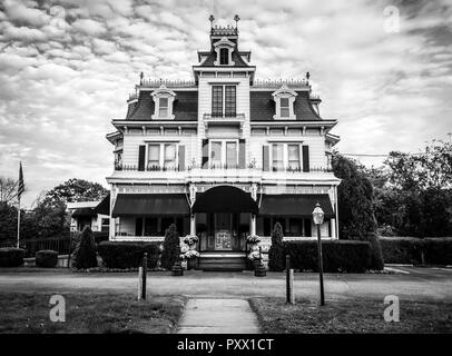 Style victorien salon funéraire est soigneusement entretenue et unique orné de Crow's Nest à Port Jervis, NY, noir et blanc Banque D'Images