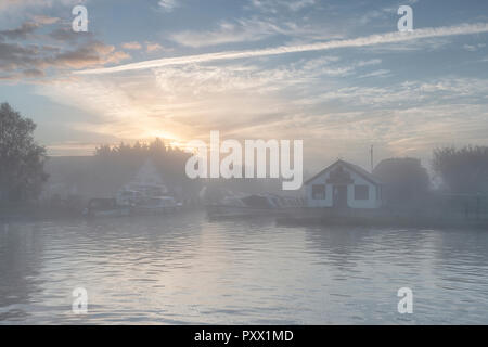 Une aube brumeuse sur la rivière Thurne, au potter Heigham, Norfolk, East Anglia. Banque D'Images