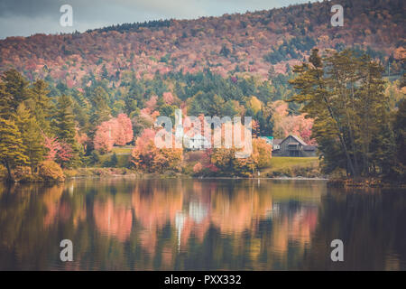 Le lac Long, Adirondacks, NY, à l'automne feuillage coloré brillant entouré de Banque D'Images