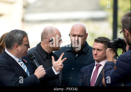 Ezra Levant (diffuseur) et activiste canadienne semble withTommy Robinson (extrême droite activist - vrai nom Stephen Yaxley-Lennon) à l'extérieur de l'ancien bail Banque D'Images