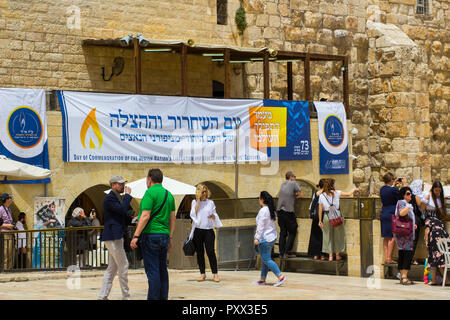 10 mai 2018 une grande affiche en hébreu annonçant une journée de commémoration de la libération du pays des Nazis pend sur le mur occidental à Jerusale Banque D'Images