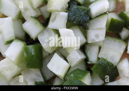 Une vue d'une étroite bande d'humide quelques concombres vert et blanc émincé Banque D'Images