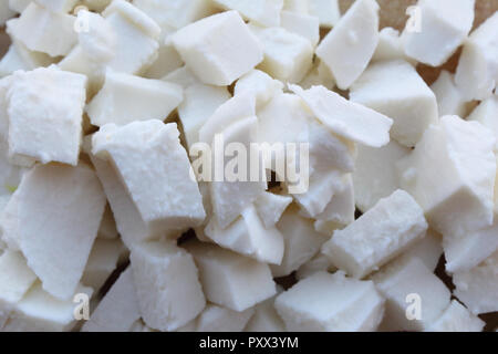 Une vue étroite d'une pile de hachées dés de fromage mozzarella blanc, typique de la cuisine italienne et méditerranéenne Banque D'Images