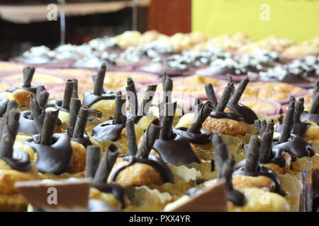 Près d'un point de vue de certains et de la crème au chocolat muffins et des bonbons en vente sur un étal Baker à Saragosse, Espagne Banque D'Images