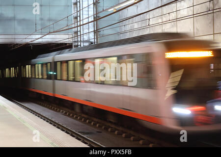 Flou d'une photo du métro de Bilbao sur rails obtenir pour le Musée Guggenheim s'arrêter au cours d'un automne jour nuageux, en Pays Basque, Espagne Banque D'Images