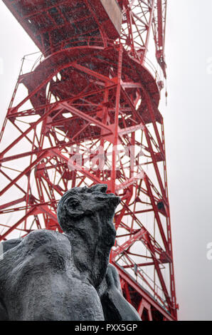 Hombre (Tuercebarras bar homme flexion) Sculpture en face de la Grua rouge Carola Carola (grue) à Bilbao (Pays Basque, Espagne, pendant un jour de pluie Banque D'Images