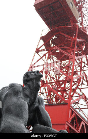 Hombre (Tuercebarras bar homme flexion) Sculpture en face de la Grua rouge Carola Carola (grue) à Bilbao (Pays Basque, Espagne, pendant un jour de pluie Banque D'Images