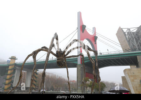 La Maman sculpture de Louise Bourgeois à côté du Musée Guggenheim et le pont de la salve de Bilbao, Pays Basque, au cours de l'hiver pluvieux nuageux. Banque D'Images