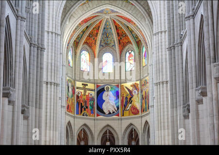 Un détail de la mosaïque de verre et le mur à l'intérieur de l'école néoclassique, néo-gothique et néo-roman catholique romain, Cathédrale de l'Almudena à Madrid, Espagne Banque D'Images