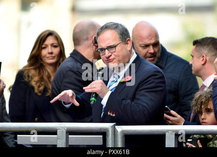 Ezra Levant (diffuseur) et activiste canadienne semble withTommy Robinson (extrême droite activist - vrai nom Stephen Yaxley-Lennon) à l'extérieur de l'ancien bail Banque D'Images