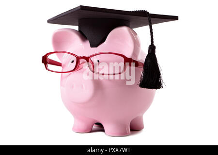 Pink piggy bank habillé comme un diplômé d'université avec mortier et lunettes. Isolé sur blanc. Banque D'Images