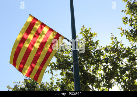 Un drapeau de la région de l'Aragon, avec des rayures rouges et jaunes, suspendu à un poteau d'éclairage avec un ciel bleu au cours d'une journée ensoleillée à Ejea de los Caballeros, Espagne Banque D'Images