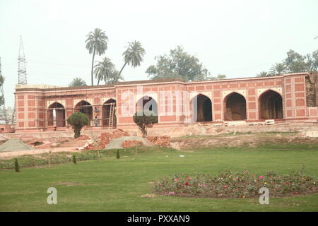 La Tombe de Nur Jahan (مقبرہ نورجہاں‬‎ : Ourdou) est un 17e siècle mausolée à Lahore, au Pakistan, qui a été construit pour l'impératrice moghole Nur Jahan. Banque D'Images