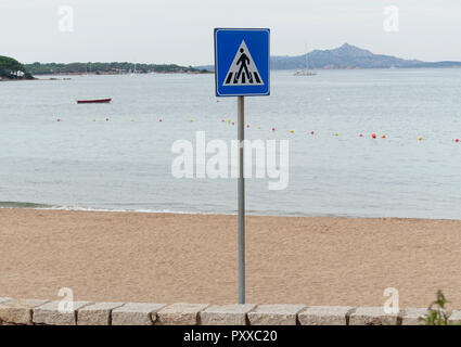 La plage de Cannigione avec l''archipel de La Maddalena dans la distance Banque D'Images