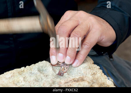Artisan au travail qui produit des Bijoux de costume Banque D'Images