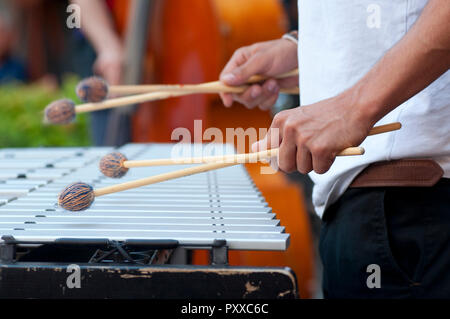 Le xylophone Player mains avec des bâtons Banque D'Images