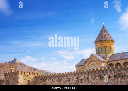 Vue sur le monastère de murs Svetitskhoveli en Géorgie, Mtskheta Banque D'Images