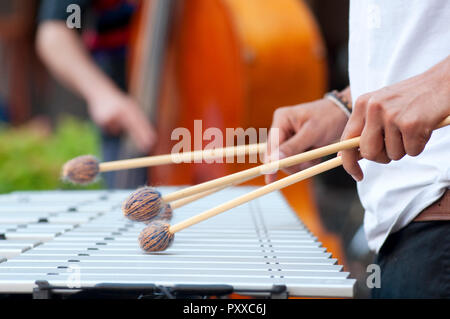 Le xylophone Player mains avec des bâtons Banque D'Images