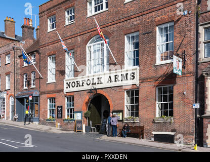 Norfolk Arms Hotel porte d'entrée dans la grand-rue à Arundel, West Sussex, Angleterre, Royaume-Uni. Banque D'Images