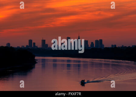 Coucher de soleil sur la ville de Varsovie de bâtiments par la Vistule, en Pologne. Banque D'Images