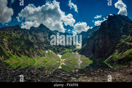 Vue sur le lac appelé black pond sous haute et des montagnes rocheuses. Beau paysage alpin. Banque D'Images