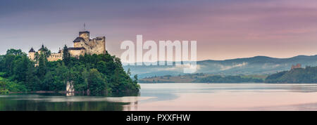 Château médiéval de Niedzica sur le sud de la Pologne avec le lac Czorsztyn autour. Banque D'Images