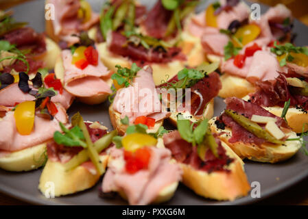 Mini-sandwiches au jambon et légumes sur la plaque. Banque D'Images